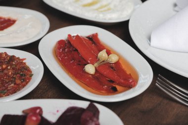 Geleneksel Türk ve Yunan yemek meze masası