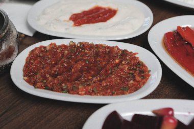 Geleneksel Türk ve Yunan yemek meze masası