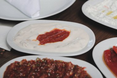Geleneksel Türk ve Yunan yemek meze masası