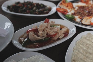 Geleneksel Türk ve Yunan yemek meze masası