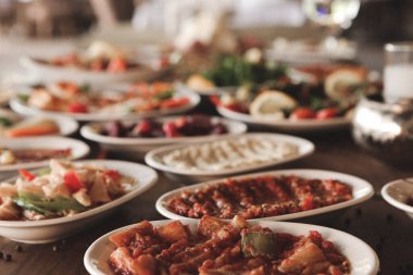 Geleneksel Türk ve Yunan yemek meze masası