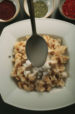 Türk mantı manlama plaka üzerinde