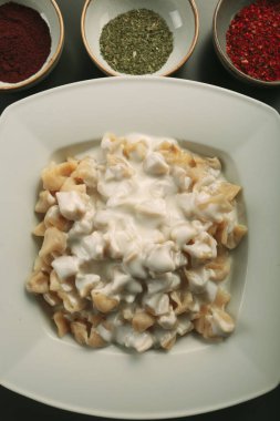 Türk mantı manlama plaka üzerinde