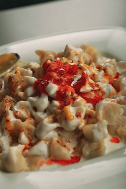 Türk mantı manlama plaka üzerinde