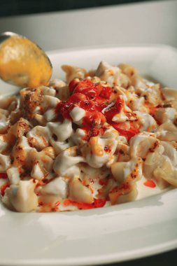 Türk mantı manlama plaka üzerinde