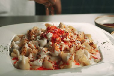 Türk mantı manlama plaka üzerinde