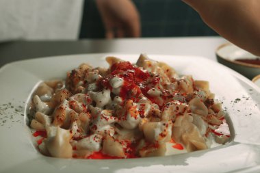 Türk mantı manlama plaka üzerinde