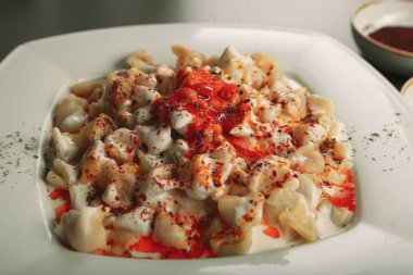 Türk mantı manlama plaka üzerinde