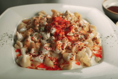 Türk mantı manlama plaka üzerinde