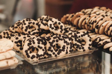 Bir grup çeşit kurabiye. Çikolata parçacıklı, yulaflı, kuru üzümlü, beyaz çikolatalı.