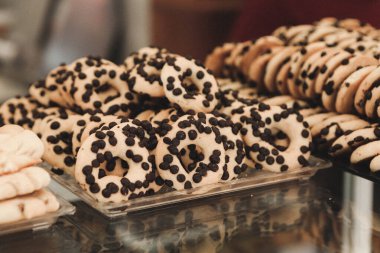 Bir grup çeşit kurabiye. Çikolata parçacıklı, yulaflı, kuru üzümlü, beyaz çikolatalı.