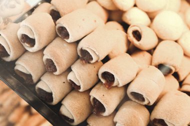 Bir grup çeşit kurabiye. Çikolata parçacıklı, yulaflı, kuru üzümlü, beyaz çikolatalı.