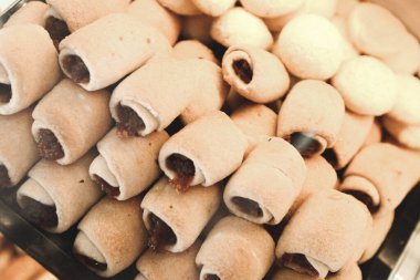 Bir grup çeşit kurabiye. Çikolata parçacıklı, yulaflı, kuru üzümlü, beyaz çikolatalı.