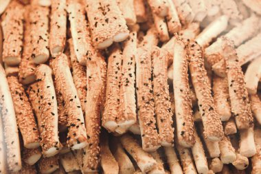 Bir grup çeşit kurabiye. Çikolata parçacıklı, yulaflı, kuru üzümlü, beyaz çikolatalı.