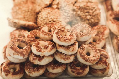 Bir grup çeşit kurabiye. Çikolata parçacıklı, yulaflı, kuru üzümlü, beyaz çikolatalı.