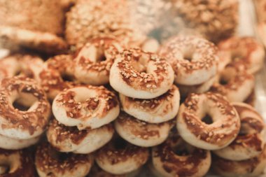 Bir grup çeşit kurabiye. Çikolata parçacıklı, yulaflı, kuru üzümlü, beyaz çikolatalı.