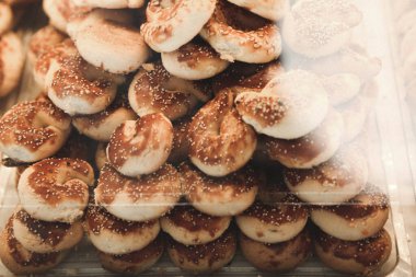 Bir grup çeşit kurabiye. Çikolata parçacıklı, yulaflı, kuru üzümlü, beyaz çikolatalı.