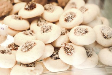 Bir grup çeşit kurabiye. Çikolata parçacıklı, yulaflı, kuru üzümlü, beyaz çikolatalı.