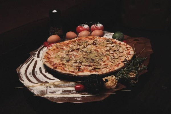 Lezzetli karışık İtalyan pizzası.