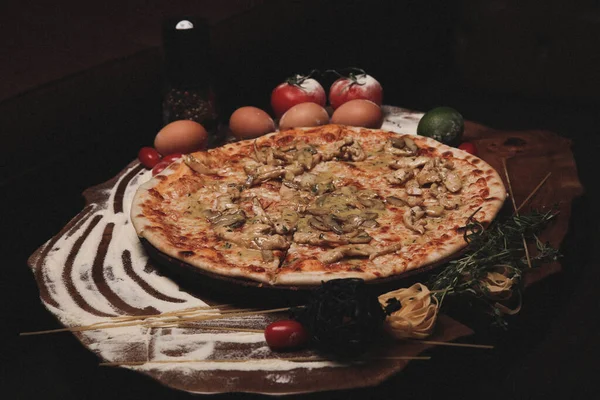 Lezzetli karışık İtalyan pizzası.
