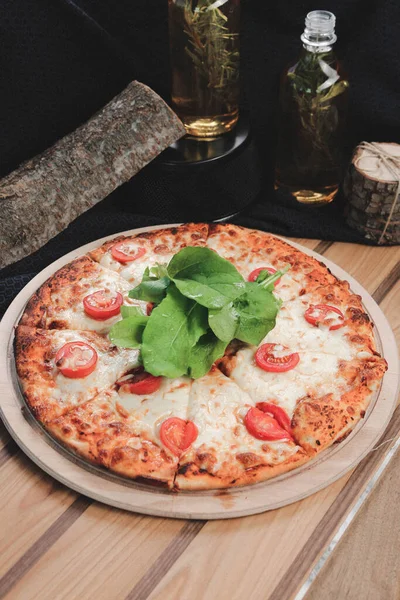 Lezzetli karışık İtalyan pizzası.