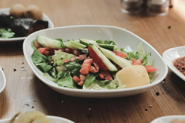 Geleneksel Türk ve Yunan yemek meze masası