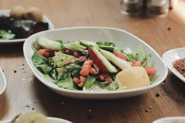 Geleneksel Türk ve Yunan yemek meze masası