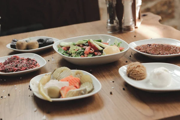 Geleneksel Türk ve Yunan yemek meze masası