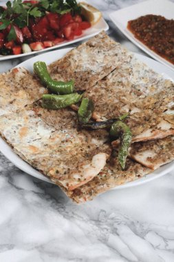 Geleneksel Türkçe fırında pide. Türk pizzası, Orta Doğu aperatifleri. Türk mutfağı. Et ile doldurulmuş çam
