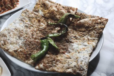 Geleneksel Türkçe fırında pide. Türk pizzası, Orta Doğu aperatifleri. Türk mutfağı. Et ile doldurulmuş çam