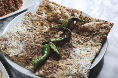Geleneksel Türkçe fırında pide. Türk pizzası, Orta Doğu aperatifleri. Türk mutfağı. Et ile doldurulmuş çam