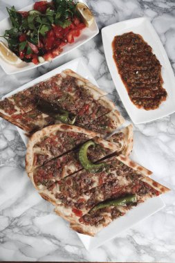 Geleneksel Türkçe fırında pide. Türk pizzası, Orta Doğu aperatifleri. Türk mutfağı. Et ile doldurulmuş çam