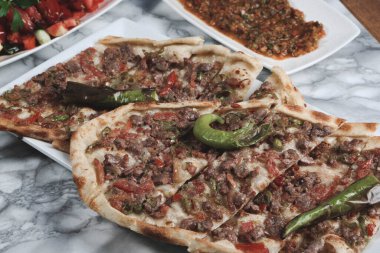 Geleneksel Türkçe fırında pide. Türk pizzası, Orta Doğu aperatifleri. Türk mutfağı. Et ile doldurulmuş çam