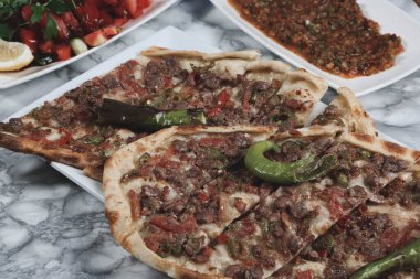 Geleneksel Türkçe fırında pide. Türk pizzası, Orta Doğu aperatifleri. Türk mutfağı. Et ile doldurulmuş çam