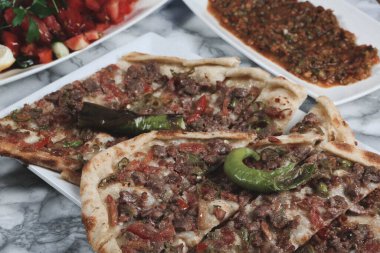 Geleneksel Türkçe fırında pide. Türk pizzası, Orta Doğu aperatifleri. Türk mutfağı. Et ile doldurulmuş çam