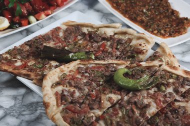 Geleneksel Türkçe fırında pide. Türk pizzası, Orta Doğu aperatifleri. Türk mutfağı. Et ile doldurulmuş çam