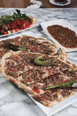 Geleneksel Türkçe fırında pide. Türk pizzası, Orta Doğu aperatifleri. Türk mutfağı. Et ile doldurulmuş çam