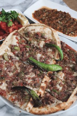 Geleneksel Türkçe fırında pide. Türk pizzası, Orta Doğu aperatifleri. Türk mutfağı. Et ile doldurulmuş çam