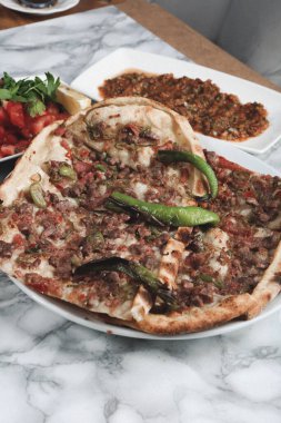 Geleneksel Türkçe fırında pide. Türk pizzası, Orta Doğu aperatifleri. Türk mutfağı. Et ile doldurulmuş çam