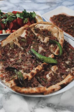 Geleneksel Türkçe fırında pide. Türk pizzası, Orta Doğu aperatifleri. Türk mutfağı. Et ile doldurulmuş çam