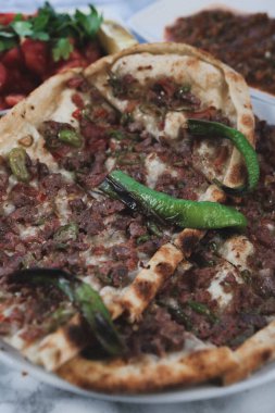 Geleneksel Türkçe fırında pide. Türk pizzası, Orta Doğu aperatifleri. Türk mutfağı. Et ile doldurulmuş çam