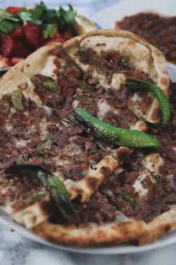 Geleneksel Türkçe fırında pide. Türk pizzası, Orta Doğu aperatifleri. Türk mutfağı. Et ile doldurulmuş çam