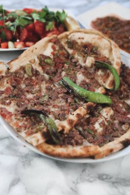 Geleneksel Türkçe fırında pide. Türk pizzası, Orta Doğu aperatifleri. Türk mutfağı. Et ile doldurulmuş çam