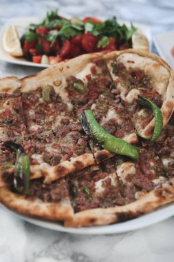 Geleneksel Türkçe fırında pide. Türk pizzası, Orta Doğu aperatifleri. Türk mutfağı. Et ile doldurulmuş çam