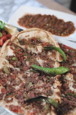 Geleneksel Türkçe fırında pide. Türk pizzası, Orta Doğu aperatifleri. Türk mutfağı. Et ile doldurulmuş çam