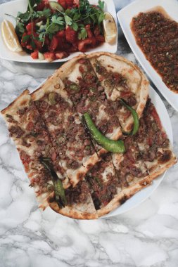 Geleneksel Türkçe fırında pide. Türk pizzası, Orta Doğu aperatifleri. Türk mutfağı. Et ile doldurulmuş çam