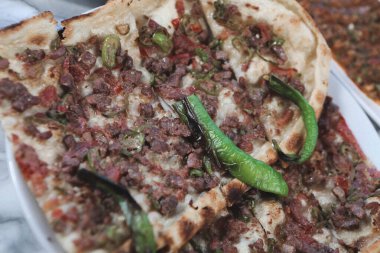 Geleneksel Türkçe fırında pide. Türk pizzası, Orta Doğu aperatifleri. Türk mutfağı. Et ile doldurulmuş çam