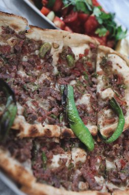 Geleneksel Türkçe fırında pide. Türk pizzası, Orta Doğu aperatifleri. Türk mutfağı. Et ile doldurulmuş çam