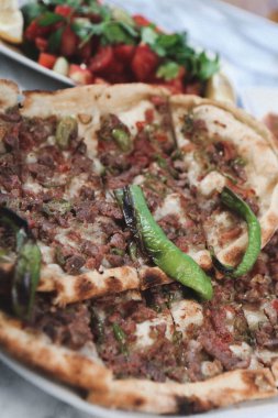 Geleneksel Türkçe fırında pide. Türk pizzası, Orta Doğu aperatifleri. Türk mutfağı. Et ile doldurulmuş çam