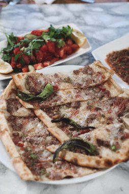 Geleneksel Türkçe fırında pide. Türk pizzası, Orta Doğu aperatifleri. Türk mutfağı. Et ile doldurulmuş çam